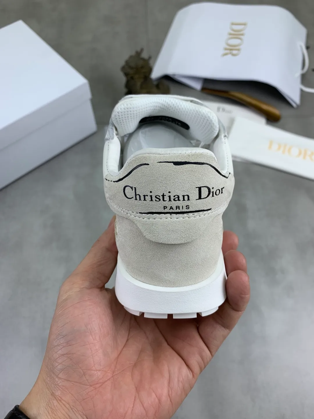 Men's men's shoes P520 new Dior Tech sneakers 2026 early spring series new products, with fashionable details, highlighting retro aesthetics. The light beige anti-suede cow leather upper is spliced ​​with apricot transparent mesh fabric on the side. The upper window edge is adhered with high-frequency flat ironing and back-pressure. It replicates the original craftsmanship, making it beautiful and comfortable without falling off. The interior is made of sheep lining of the same color, which is soft and comfortable. The heel and tongue are embellished with the Paris logo. The textured TPU soles with the same color logo. The high-end version is exquisitely packaged, adding a high-end style.  Code number: 35-46